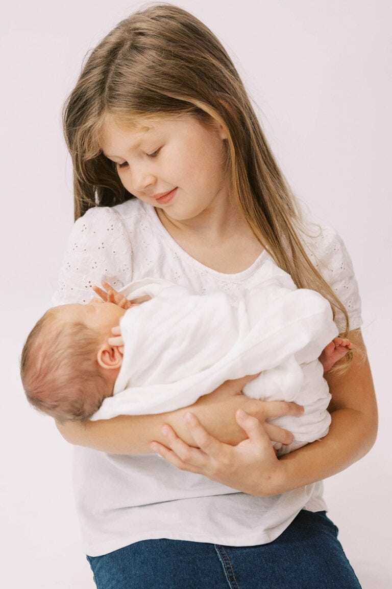 3 Great Ways to Include Older Siblings in Newborn Sessions